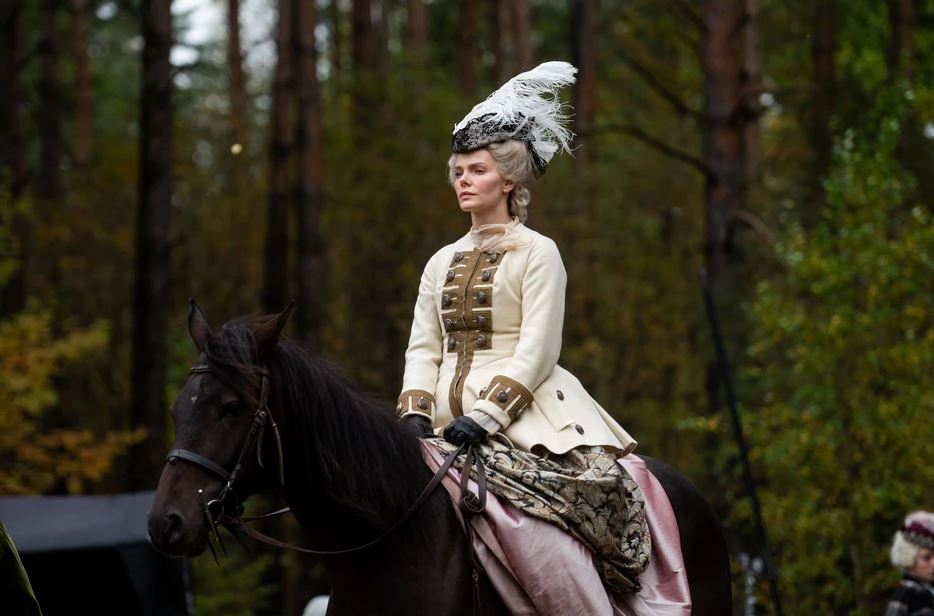 Елизавета Боярская для роли Екатерины II падала с лошади и носила 15-килограммовые платья
